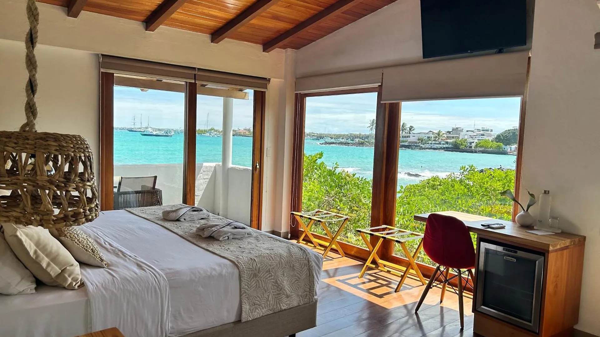Hotel Blu Galapagos Sustainable Waterfront Lodge Puerto Ayora